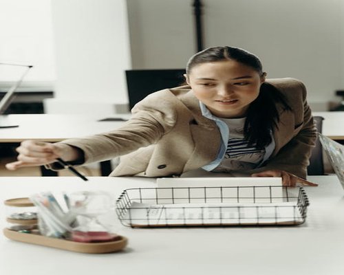 Seseorang yang sedang mengambil jeda di meja kerja yang rapi