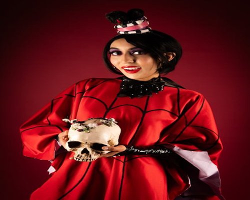 Tim kerja sedang berdiskusi di ruangan dengan suasana santai